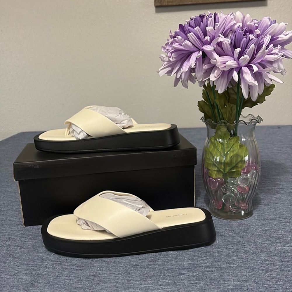 NIB PrettyLittleThing Women’s Sz 7 Cream Chunky Sandal Toe Flip Flops - Picture 1 of 6